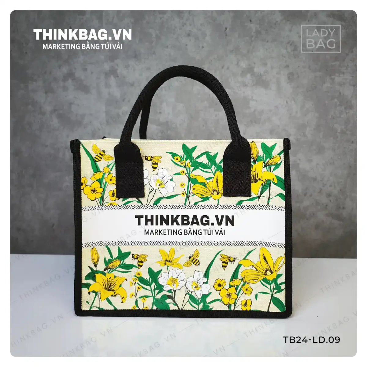 Đặc điểm nổi bật: Chất liệu cao cấp: Vải đay tự nhiên, bền đẹp, thân thiện với môi trường, đảm bảo chất lượng sản phẩm. Thiết kế tùy chỉnh: Có thể in logo, slogan hoặc thông điệp của doanh nghiệp lên túi, tạo nên dấu ấn riêng biệt. Đa dạng màu sắc: Có thể lựa chọn màu sắc phù hợp với màu sắc nhận diện thương hiệu của doanh nghiệp. Kích thước: Linh hoạt, có thể điều chỉnh theo yêu cầu của khách hàng. Sản xuất số lượng lớn: Đáp ứng nhu cầu của các đơn hàng lớn cho doanh nghiệp. Lợi ích khi sử dụng: Nâng cao nhận diện thương hiệu: In logo và thông tin doanh nghiệp lên túi giúp tăng cường sự hiện diện của thương hiệu trong tâm trí khách hàng. Tạo ấn tượng tốt: Món quà tặng độc đáo và ý nghĩa sẽ để lại ấn tượng sâu sắc trong lòng người nhận. Thúc đẩy hình ảnh doanh nghiệp: Thể hiện sự quan tâm của doanh nghiệp đến môi trường và các giá trị bền vững. Tăng cường mối quan hệ: Là cầu nối gắn kết doanh nghiệp với khách hàng và đối tác.